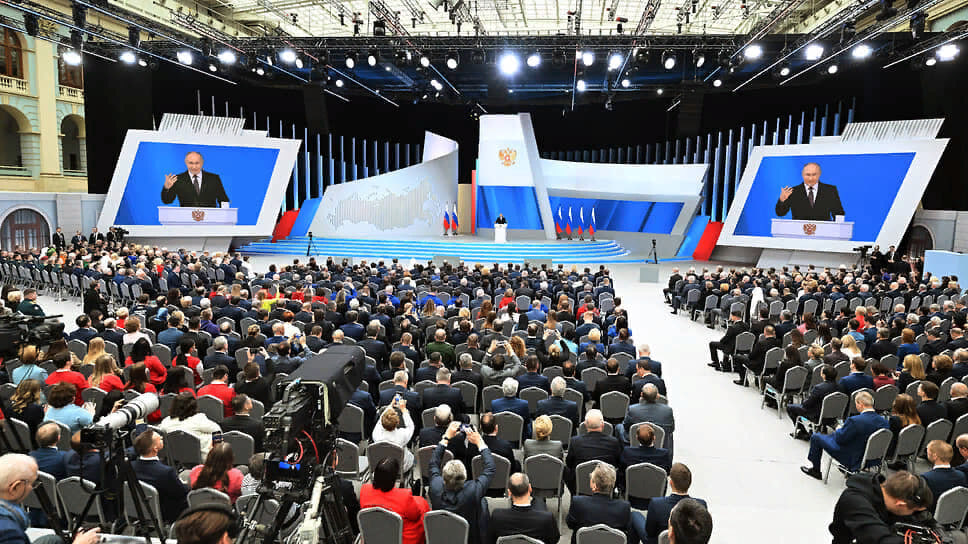 Президент России Владимир Путин выступил с посланием Федеральному Собранию