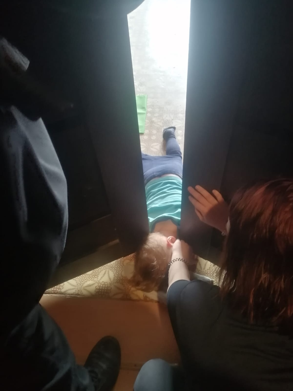 Спасатели освободили малыша, застрявшего головой между створок дверей