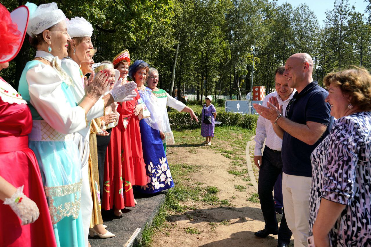 Презентация коллекции «Дулевские самоцветы» на форуме «Активное долголетие в Подмосковье» вызвала ажиотаж зрителей